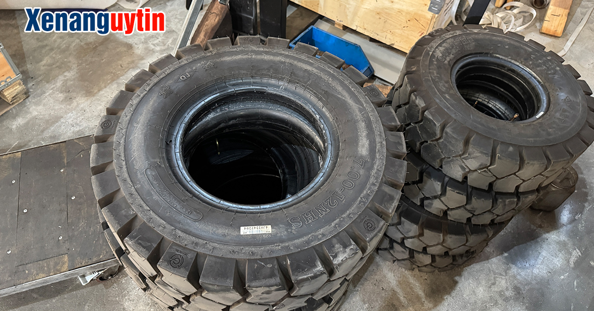 Cận cảnh lốp hơi xe nâng 700-12