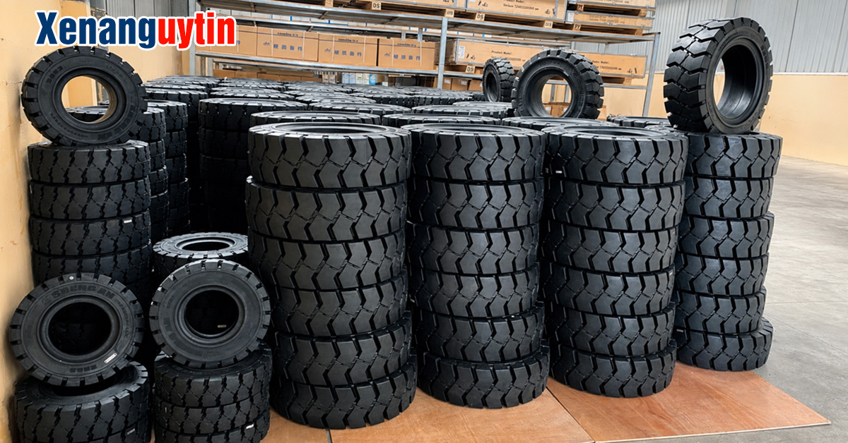 Kho lốp xe nâng 700-12 luôn có sẵn tại Xe Nâng Uy Tín