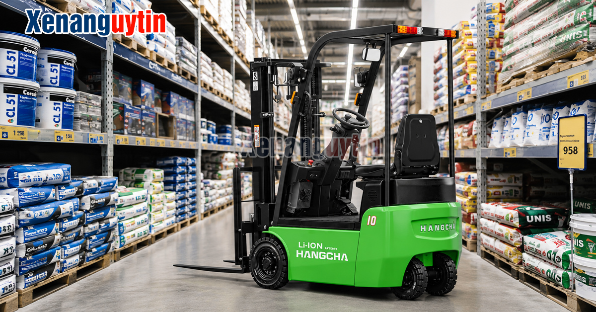 Xe nâng điện 1 tấn trong kho vật liệu xây dựng