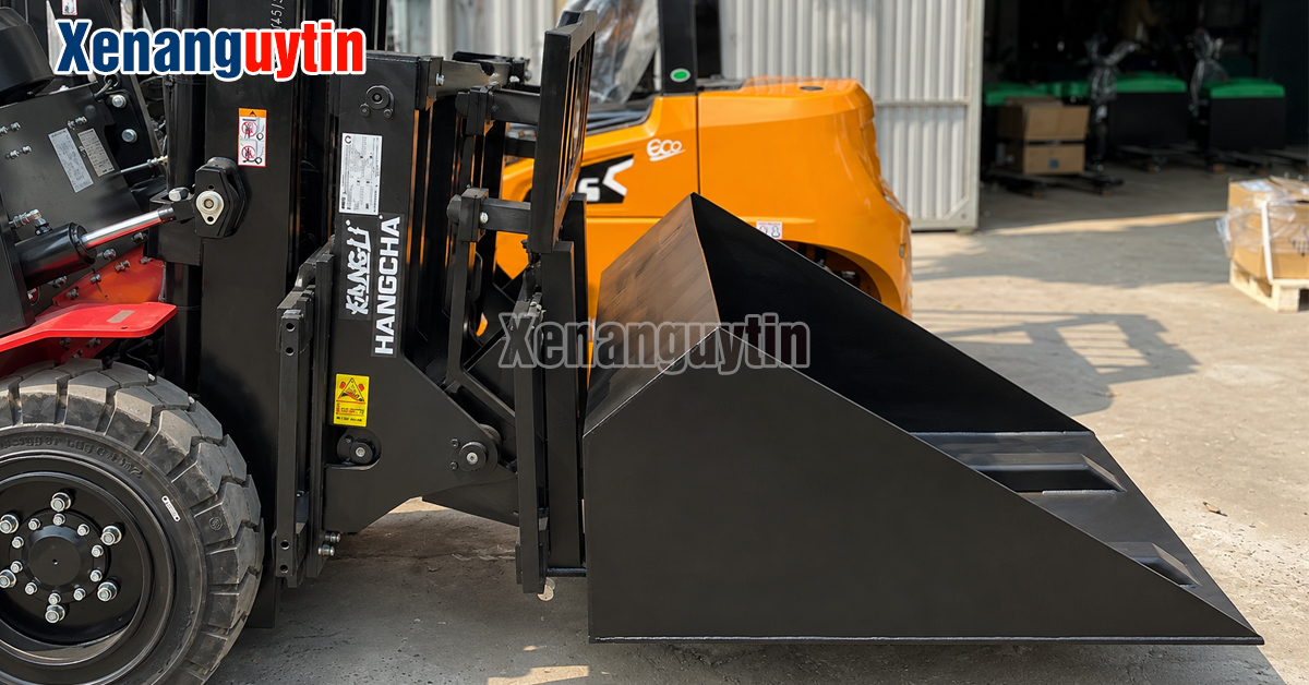 Xe nâng gắn gầu xúc gật gù