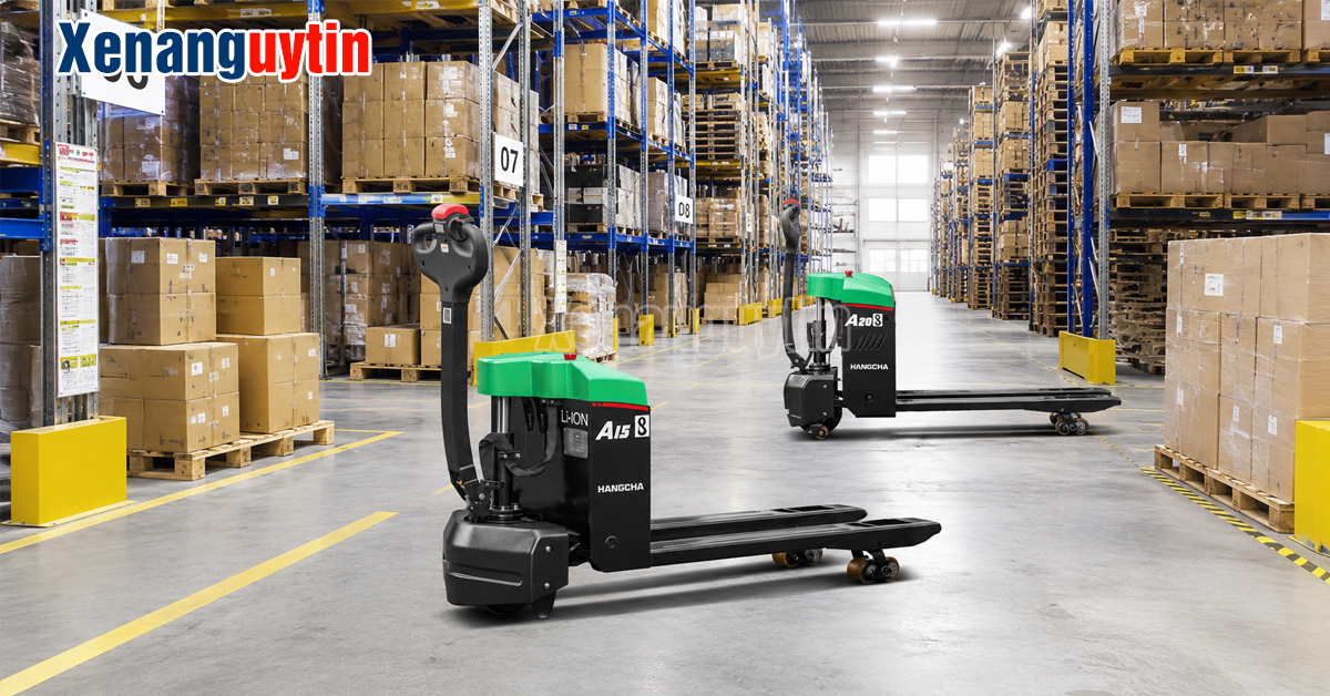Xe nâng tay điện thấp 1.5 tấn trong kho hẹp