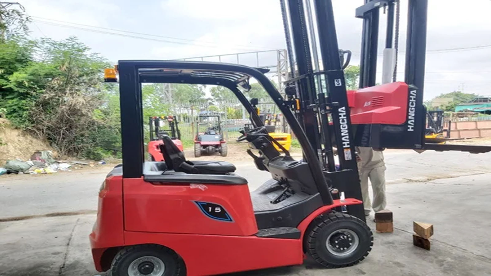Xe nâng điện 1.5 tấn