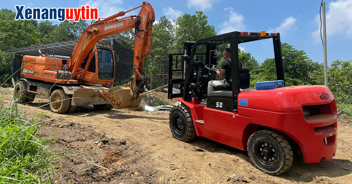 Bàn giao xe nâng dầu 5 tấn