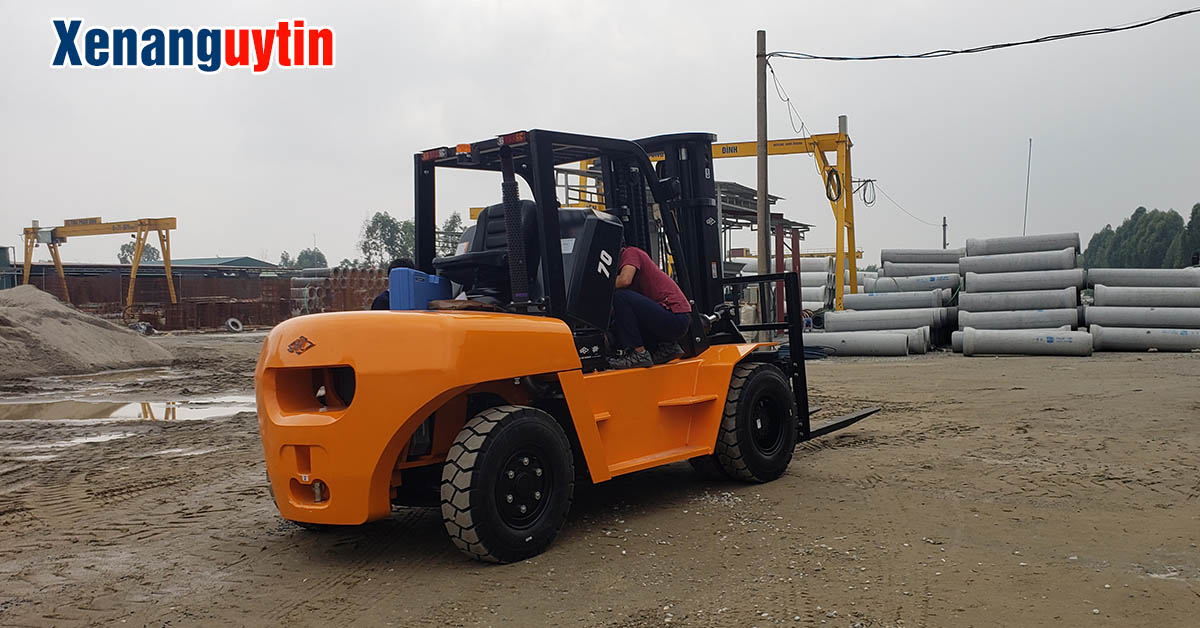 Xe nâng dầu 7 tấn ngoài công trường