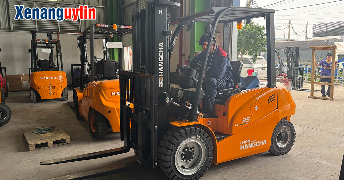 Xe nâng điện chui container