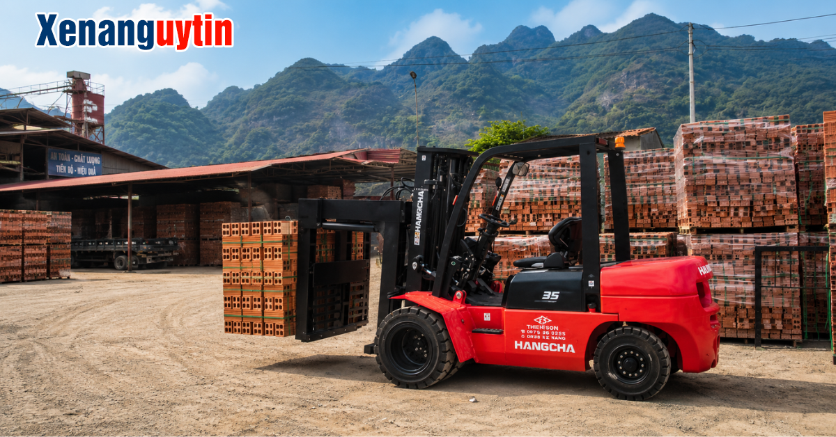 Xe nâng kẹp gạch là gì