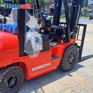 Mặt bên xe nâng dầu 2 tấn Hangcha