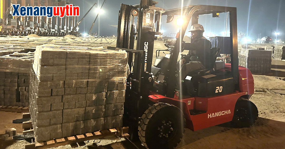 Xe nâng dầu 2 tấn dòng A làm việc trong đêm