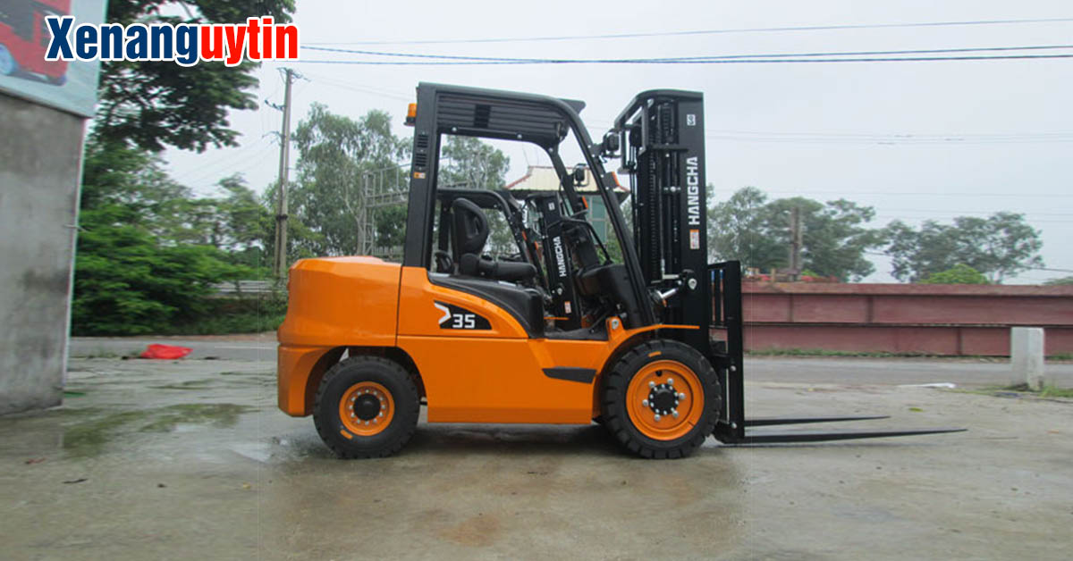Xe nâng dầu 3.5 tấn khung chui container