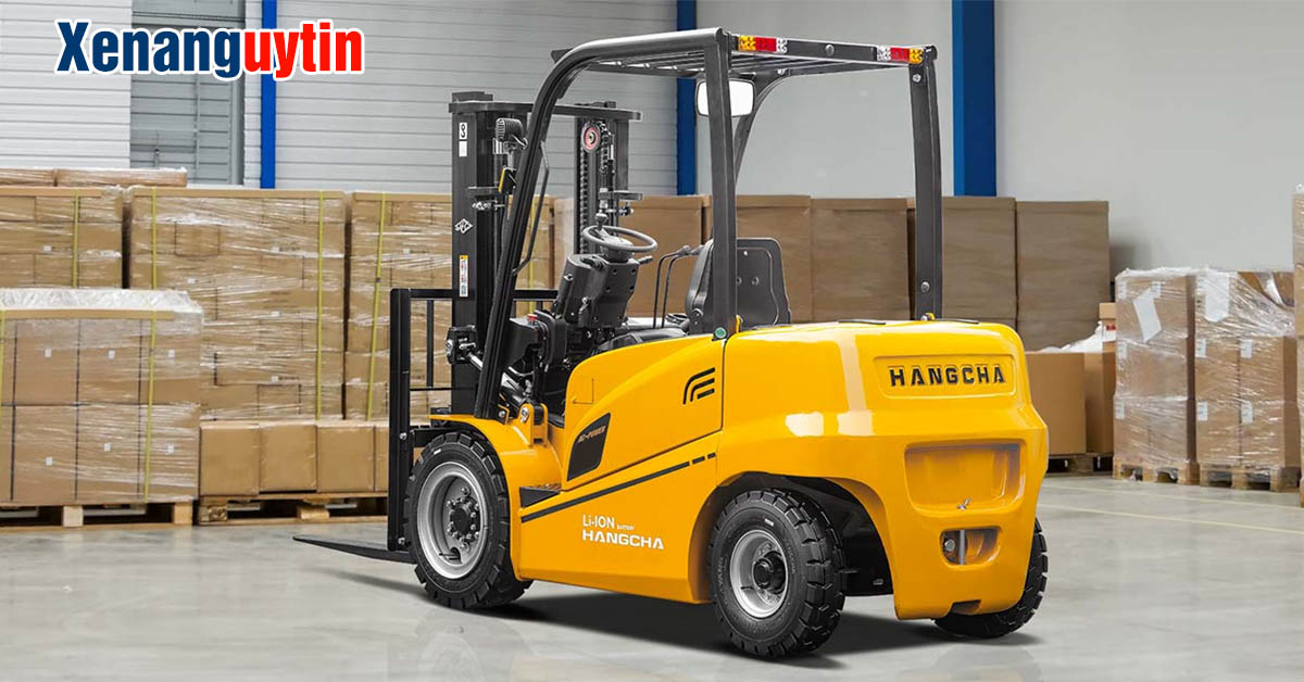 Xe nâng điện 4 tấn AE trong kho